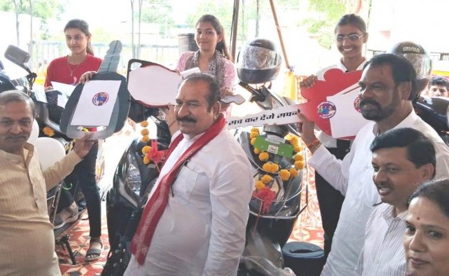 आत्‍मनिर्भर भारत बनाने के लिए ए.आई.,एनीमेशन जैसी रोजगारोंन्‍नुमुखी शिक्षा जरूरी है-श्री सखलेचा

मंत्री श्री सखलेचा द्वारा नीमच में 116 छात्र-छात्राओं को नि:शुल्‍क स्‍कूटी वितरित